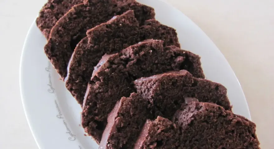 Wilgotna babka czekoladowa, idealna na deser. Ten przepis na babkę czekoladową jest prosty i szybki.