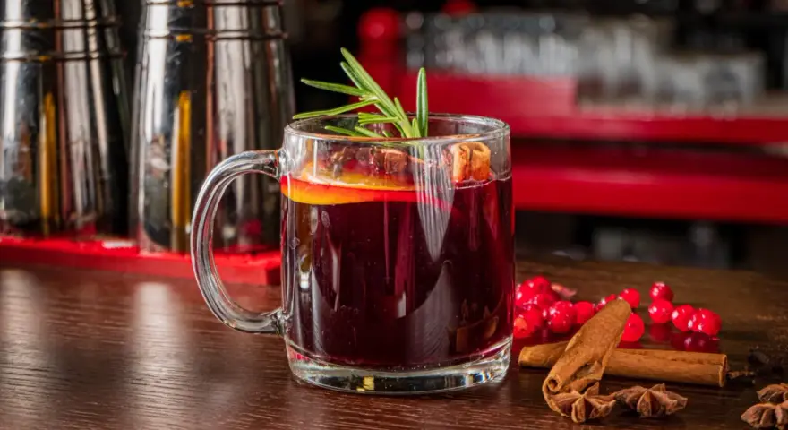 Grzane wino, czyli herbata z alkoholem, podana z pomarańczą, cynamonem i rozmarynem.