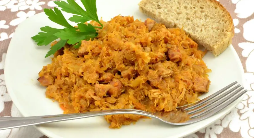 Tradycyjny polski bigos przepisy mistrzów. Aromatyczny gulasz z kapusty i mięsa, podany z chlebem i natką pietruszki.