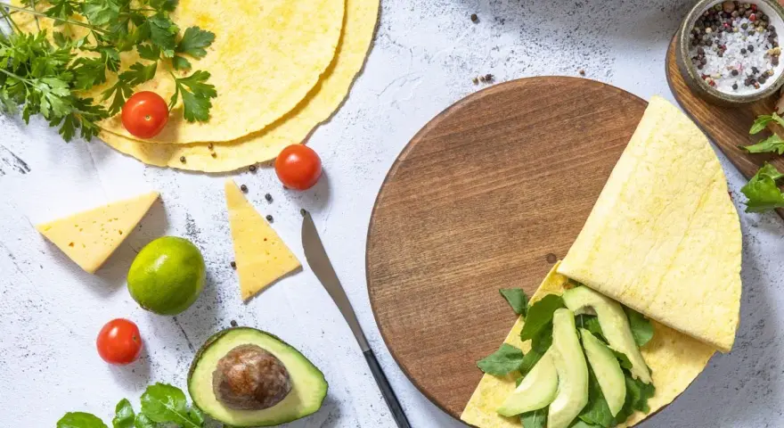 Składniki do keto tortilli: awokado, pomidorki, ser, limonka, rukola i przyprawy. Idealny keto tortilla przepis.