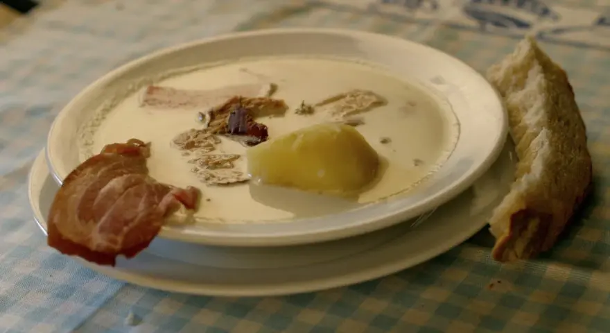 Najprostsza zupa chrzanowa z ziemniakiem i kawałkami wędzonki. Obok kromka chleba.