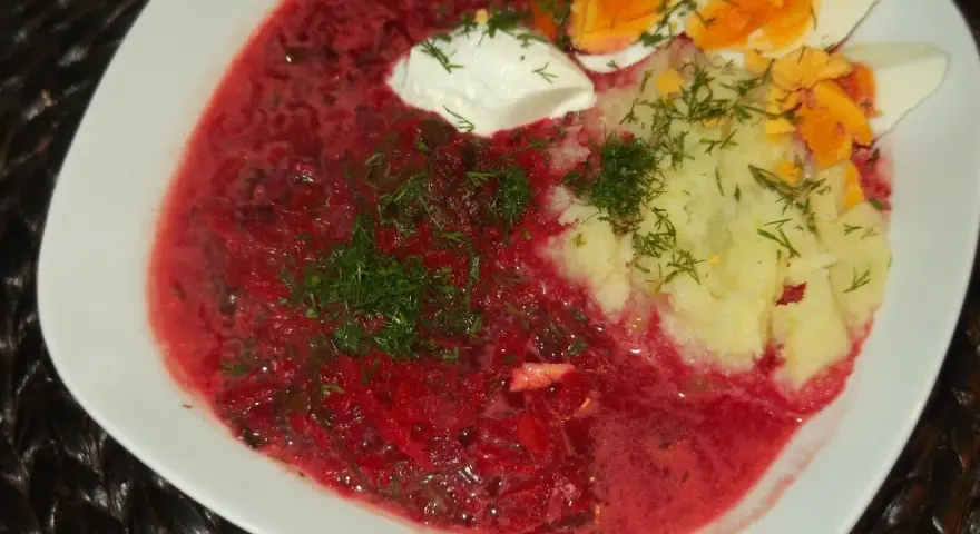 Zupa z botwiny z ziemniakami osobno, podana z jajkiem i koperkiem. Pyszne danie na chłodne dni.