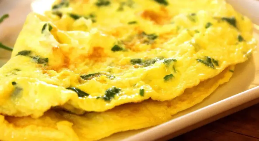 Złocisty omlet z ziołami, idealny na śniadanie keto. Puszysty i aromatyczny, gotowy do podania.