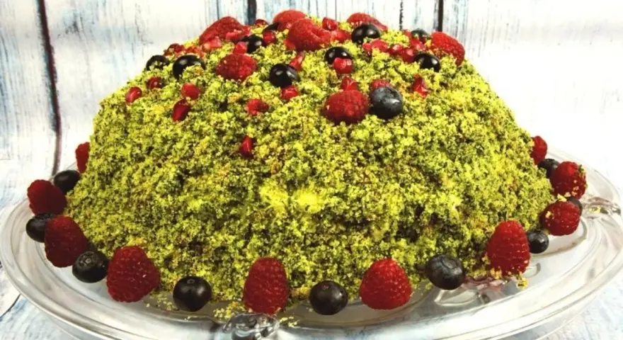 Wyjątkowe ciasto leśny mech na dużą blachę z serkiem mascarpone, ozdobione malinami, borówkami i granatem.