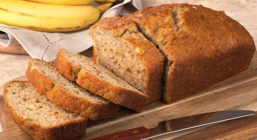 Gotowy chlebek bananowy, idealny na śniadanie. Ten przepis na chlebek bananowy jest prosty i pyszny.