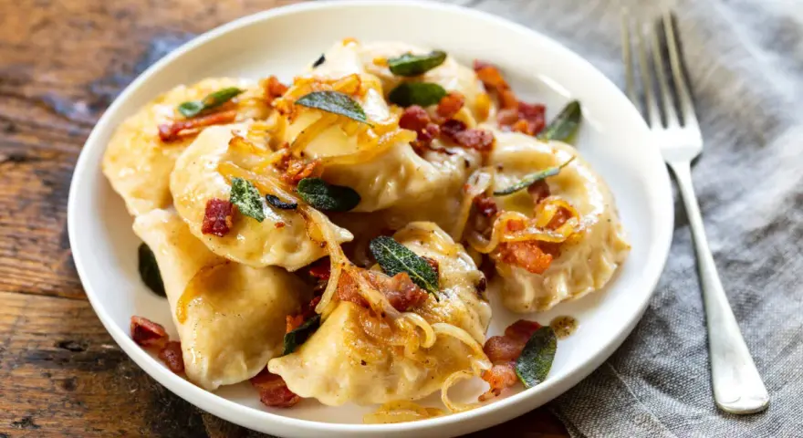 Pyszne pierogi z boczkiem i cebulką. Wiesz, ile gotować pierogi, by były idealne?