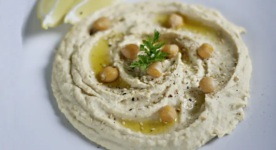 Pyszny, kremowy hummus co to? To pasta z ciecierzycy, oliwa, sezam i cytryna. Idealna przekąska!