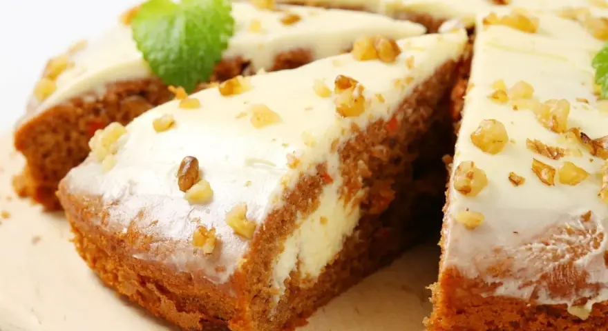Pyszne ciasto dla odchudzających się z kremem i orzechami, ozdobione listkiem mięty. Idealne na dietę!