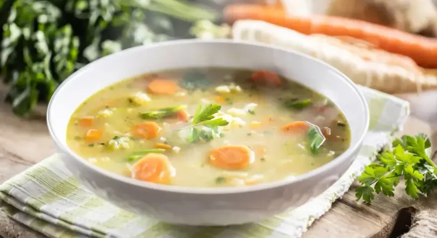 Parujący kapuśniak ze słodkiej kapusty z ziemniakami, marchewką i natką pietruszki. Pyszne, domowe danie.