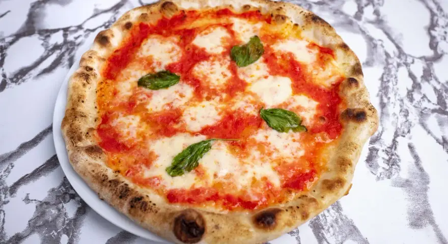 Klasyczna pizza Margherita, idealna na każdy dzień. Poznaj autentyczny pizza włoska przepis i poczuj smak Neapolu!
