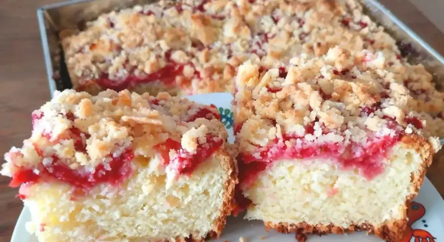 Pyszna babka w keksówce z kruszonką i owocami. Idealna na deser lub podwieczorek.