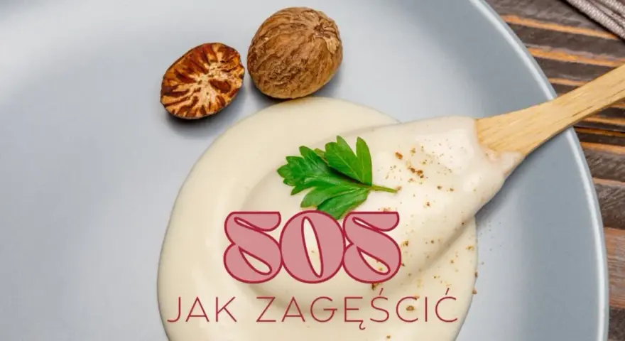 Gęsty sos śmietanowy na talerzu, z gałką muszkatołową i natką pietruszki. Tekst: SOS JAK ZAGĘŚCIĆ.