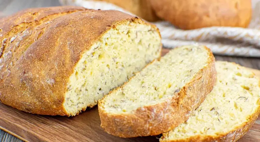 Pyszny, domowy chleb bez glutenu z chrupiącą skórką i miękkim wnętrzem, idealny na kanapki.