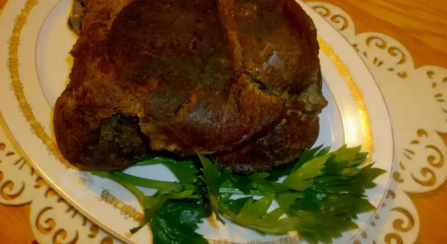 Apetyczna dziczyzna, pieczona do perfekcji, podana na eleganckim talerzu z gałązką natki pietruszki.