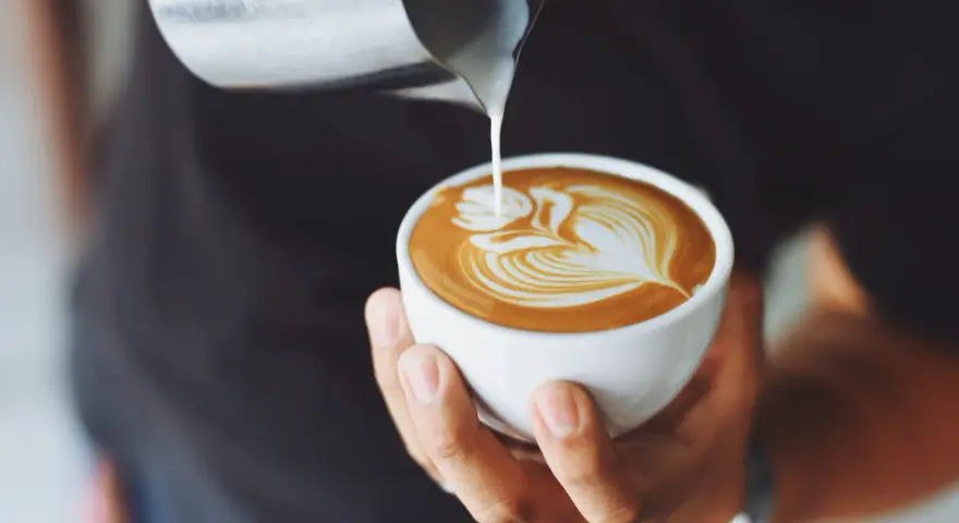 Biała kawa: Co to jest? Flat white, latte, cappuccino różnice i przepis