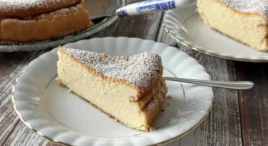 Puszysty sernik wiedeński, jak u babci. Idealny na deser, posypany cukrem pudrem.