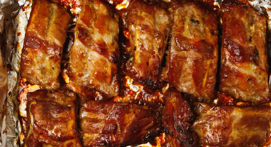 Co ugotować na żeberkach? Mięso, które samo odchodzi od kości!