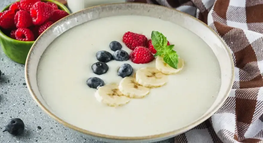 Pyszny grysik na mleku z malinami, borówkami i bananem. Idealne śniadanie dla każdego.