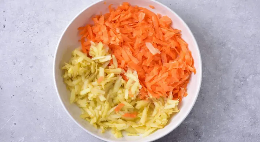 Start your healthy meal with this vibrant surówka z marchewki z majonezem. Świeżo starta marchewka i jabłko czekają na dodatek majonezu.