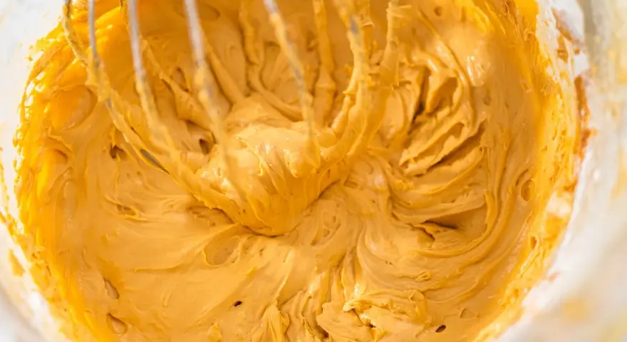 Gładki, puszysty krem z masy kajmakowej i mascarpone, właśnie ubijany mikserem. Idealny do tortu!