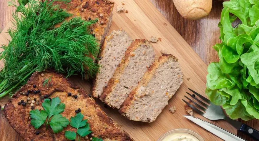 Pyszny pasztet drobiowo-wieprzowy z wątróbką, udekorowany koperkiem i natką. Podany z sałatą i pieczywem.