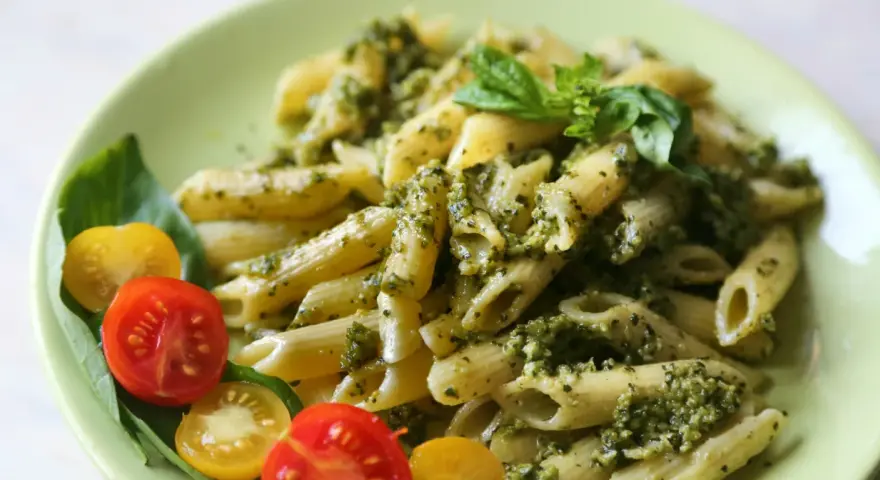 Penne z pesto i pomidorkami koktajlowymi. Pyszny obiad bez mięsa, idealny na szybki posiłek.
