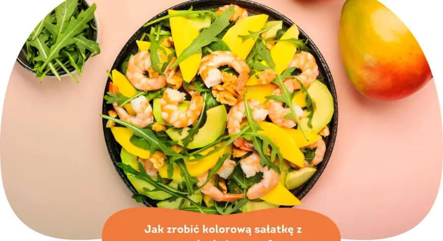 Kolorowa sałatka z awokado, krewetkami i mango. Aromatyczna rukola i orzechy dodają jej charakteru.