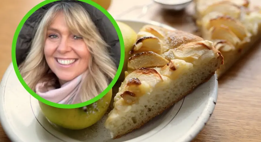 Uśmiechnięta blondynka prezentuje najprostsze ciasto drożdżowe bez wyrabiania z jabłkami.
