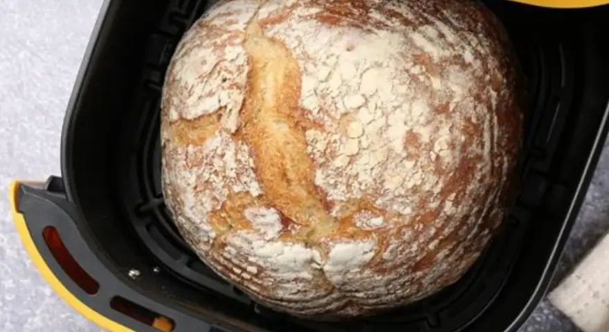 Chleb z airfryer, świeżo upieczony, z chrupiącą skórką i puszystym wnętrzem, gotowy do podania.