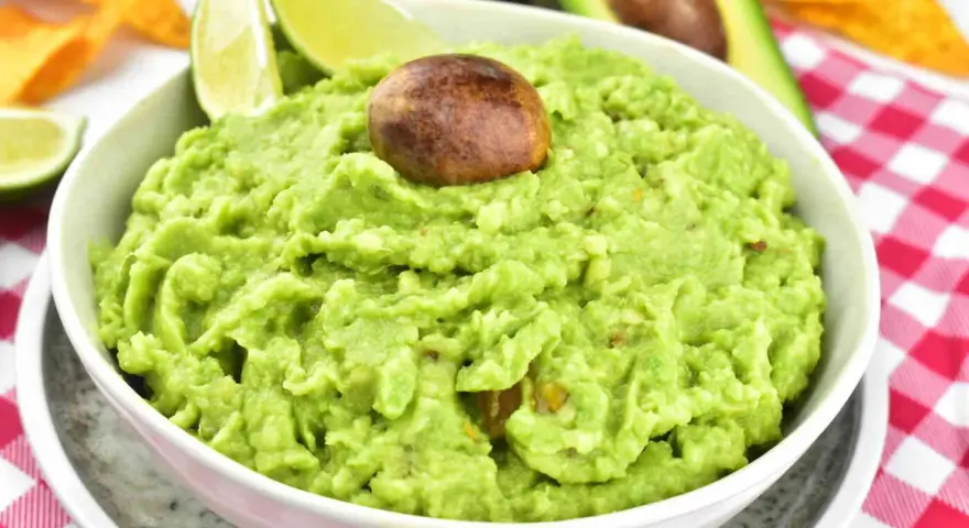 Pyszny, domowy przepis na guacamole z awokado, limonką i pestką. Idealny na imprezę!