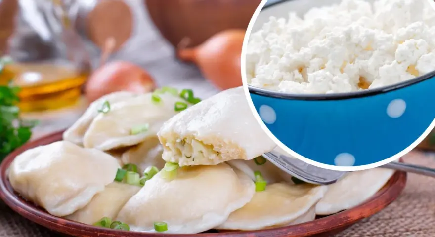 Pyszne pierogi z serem białym, posypane szczypiorkiem, obok miseczka świeżego, białego sera.
