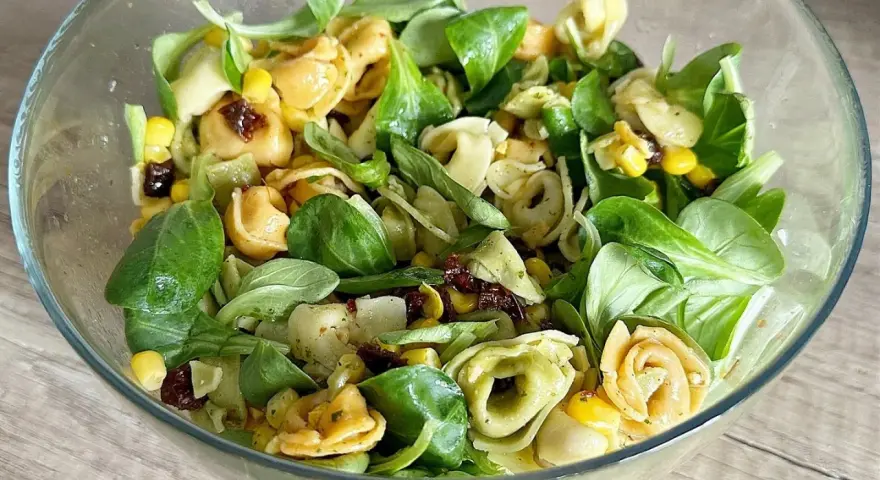 Pyszna, kolorowa sałatka z tortellini, kukurydzą i suszonymi pomidorami. Idealna na letnie dni, to najlepsza sałatka z tortellini!