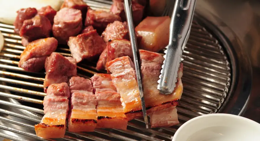 Kawałki boczku, idealne do grillowania, nabierają apetycznego koloru. Marynata do boczku na grilla sprawi, że będą soczyste i aromatyczne.
