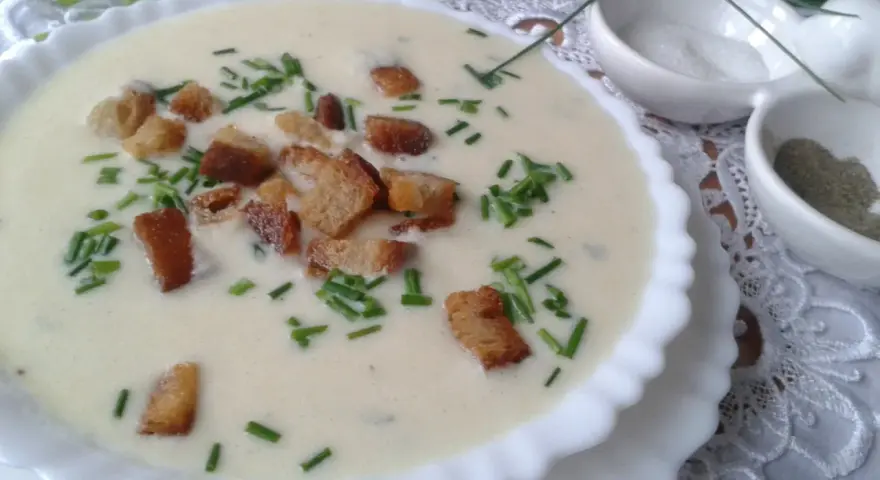 Kremowa, najlepsza zupa porowa z grzankami i szczypiorkiem. Idealna na chłodne dni.