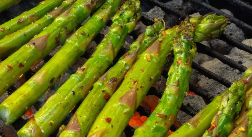 Zielone szparagi z grilla, przyprawione i lekko przypieczone, kuszą aromatem.