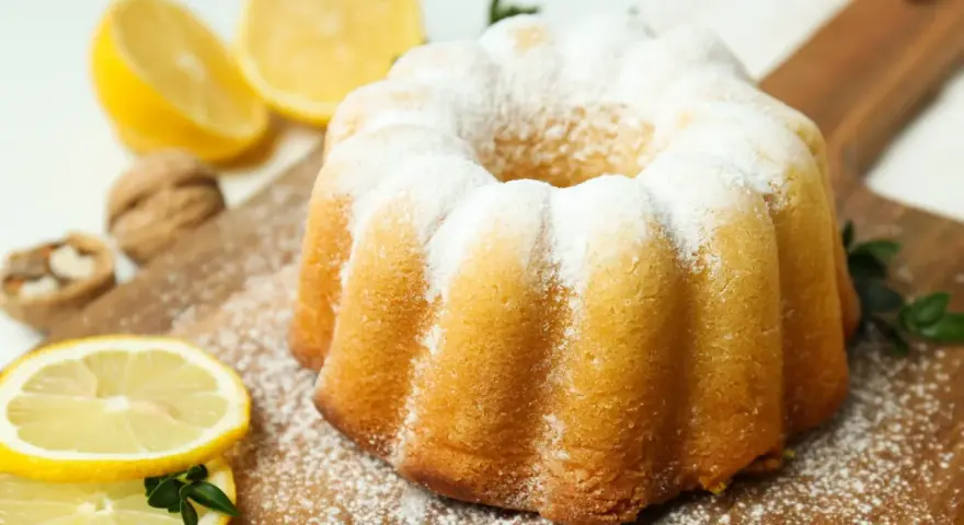 Puszysta babka cytrynowa posypana cukrem pudrem, idealna na niedzielne popołudnie. Ten przepis na babkę cytrynową jest prosty i szybki.