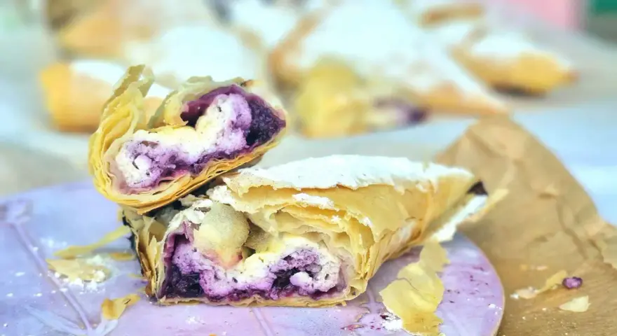 Chrupiące ciasto filo z kremowym nadzieniem i jagodami. Idealne na deser, szukajcie przepisów na ciasto filo!