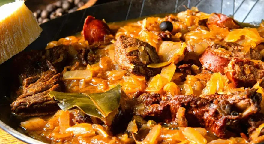Pyszny bigos, idealny przepis na polskie danie. Mięso, kapusta i przyprawy tworzą bogactwo smaku.
