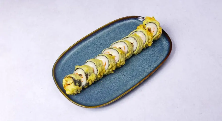 Chrupiące rolki sushi z krewetkami w cieście tempura, idealne na szybki obiad. Prosty tempura przepis.