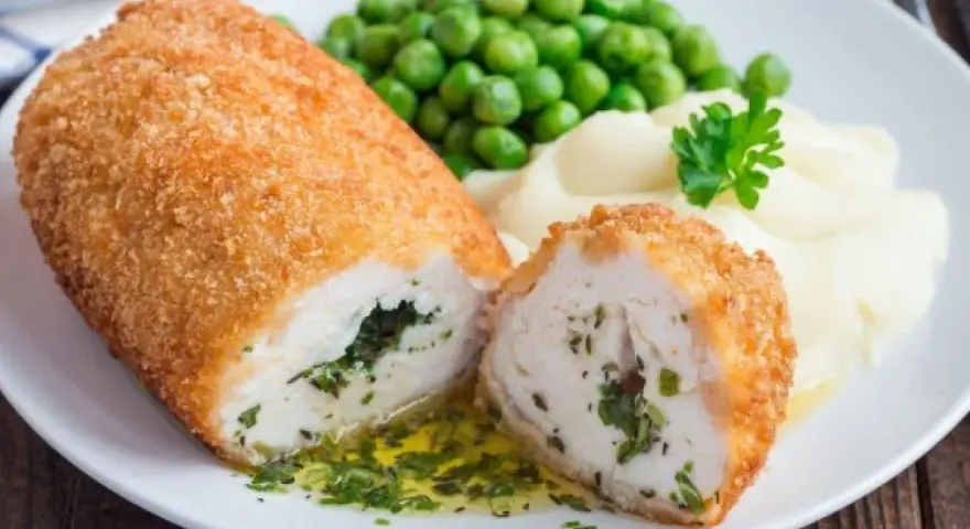 Idealne niedzielny obiad dla gości przepisy: panierowany kotlet z kurczaka z zielonym farszem, puree ziemniaczane i groszek.
