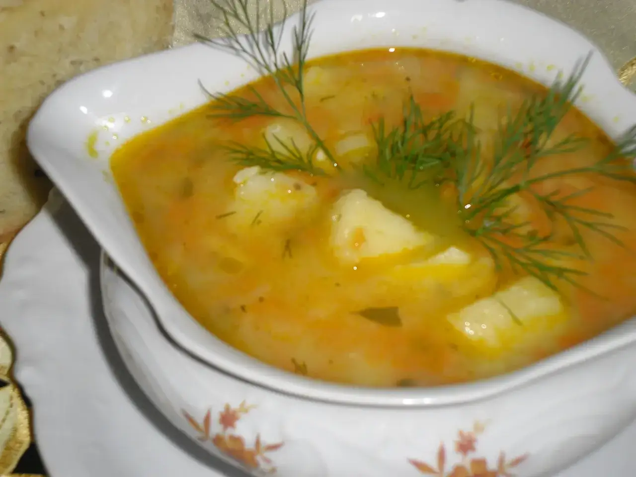 Zupa ziemniaczana przepis babci, pachnąca koperkiem i pełna ziemniaków. Smak dzieciństwa w białej wazie.