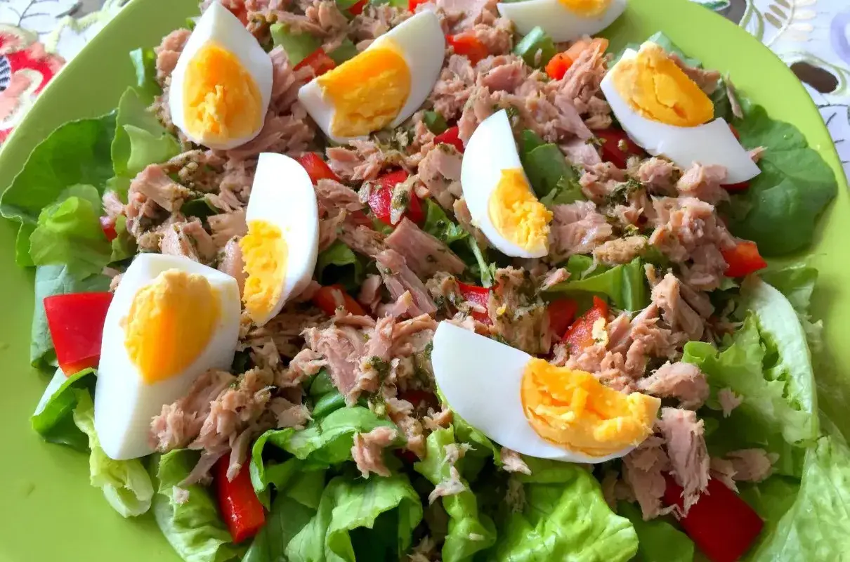 Prosta sałatka z tuńczykiem i jajkiem na zielonej sałacie z papryką. Idealna na szybki lunch.