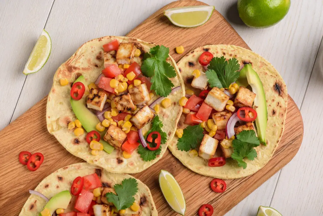 Trzy tortille z grillowanym tofu, kukurydzą, pomidorami, awokado i chili. Idealny, lekki obiad.