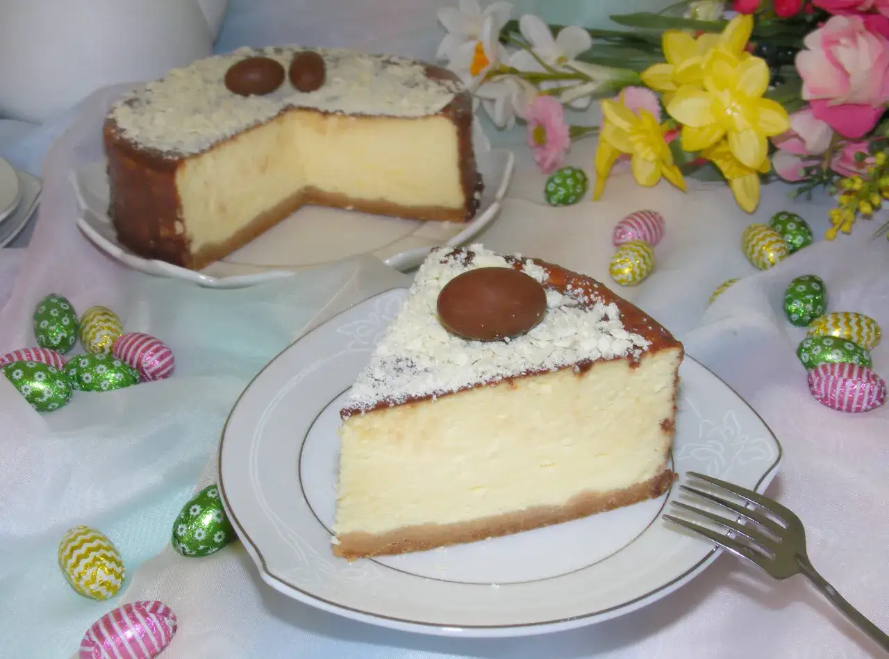 Pyszny sernik z mascarpone i budyniem, ozdobiony czekoladowymi jajeczkami. Idealny przepis na święta!