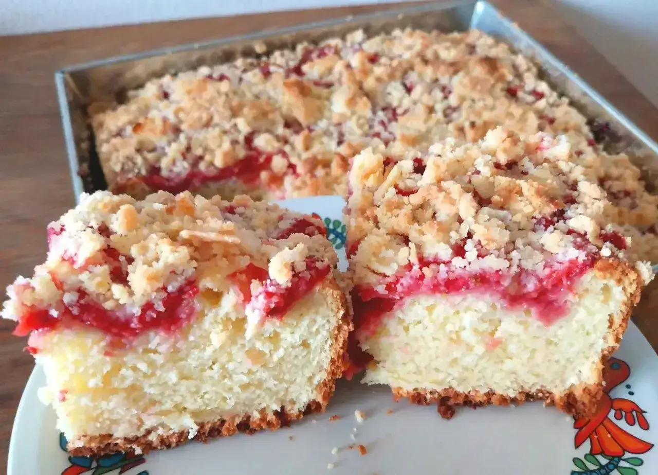 Pyszna babka w keksówce z kruszonką i owocami. Idealna na podwieczorek.