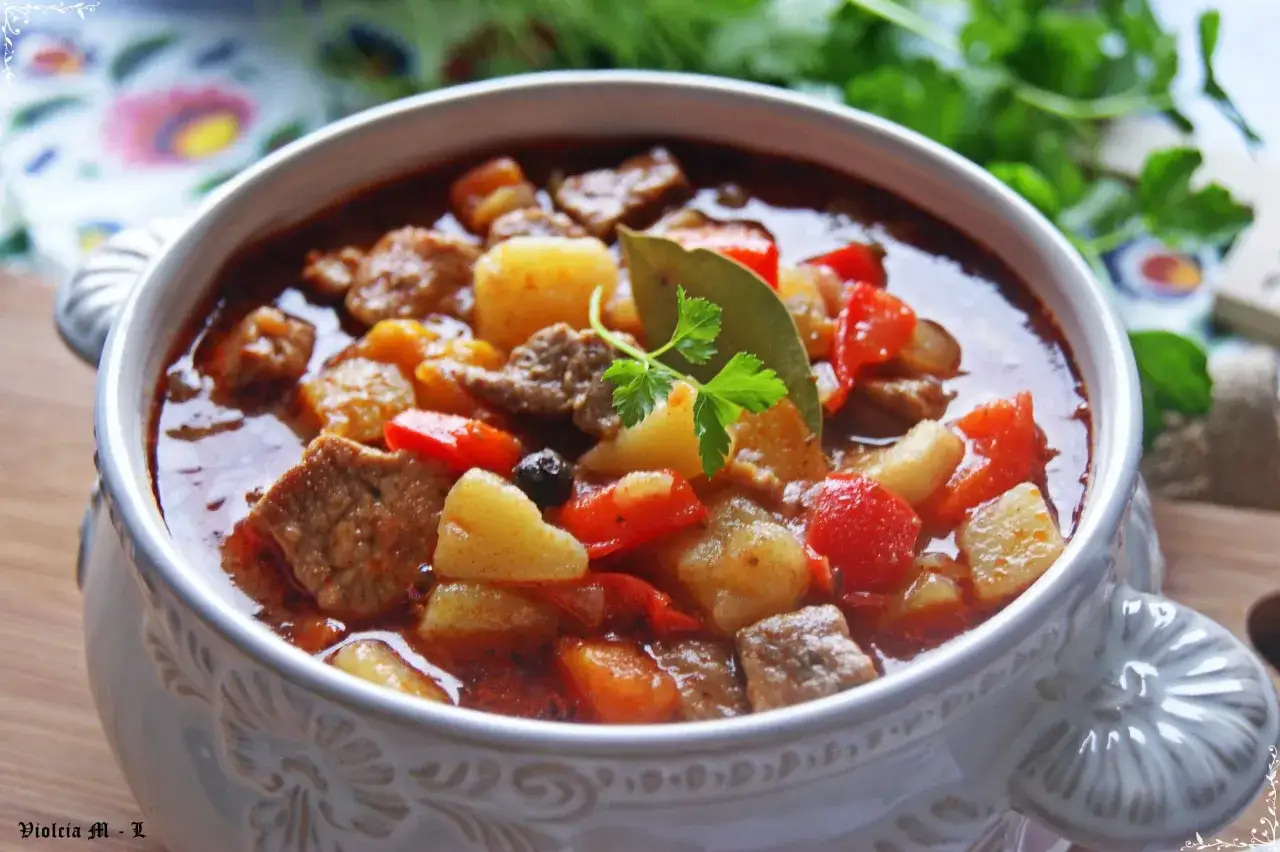 Aromaticzna, najlepsza zupa gulaszowa z kawałkami mięsa, ziemniaków i papryki, ozdobiona natką pietruszki.
