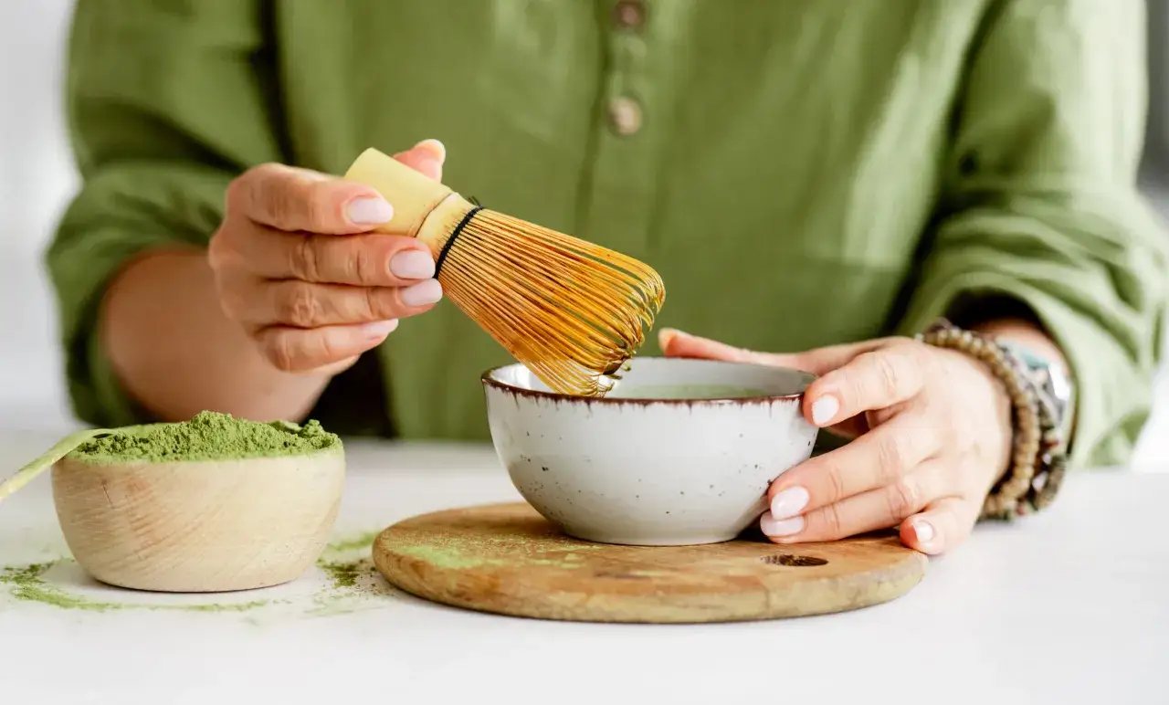 Porównanie liści zielonej herbaty matcha gyokuro sencha