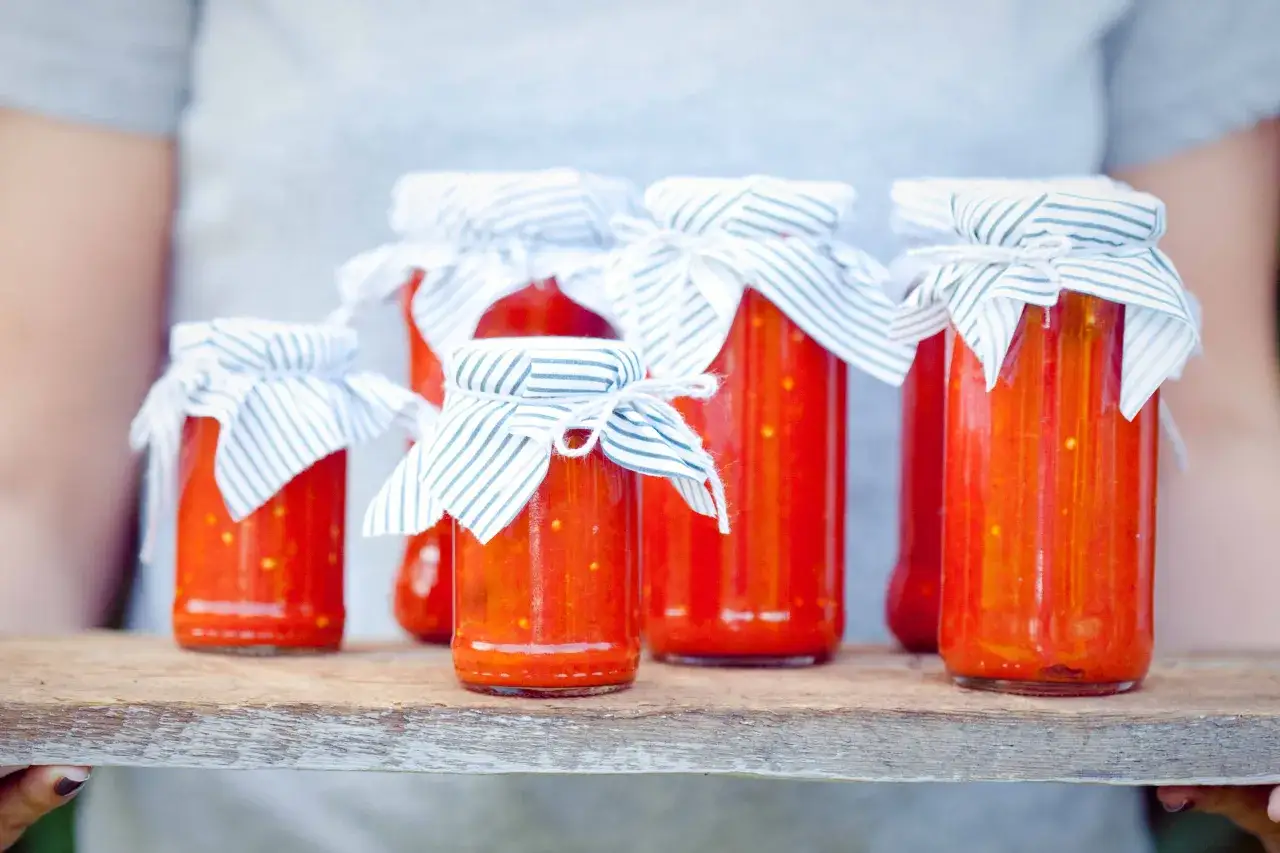 Słoiki z domowym ajwarem, czyli paprykowym smarowidłem. Idealne na kanapki i jako dodatek do dań. Ajvar co to? To smak lata w słoiku!