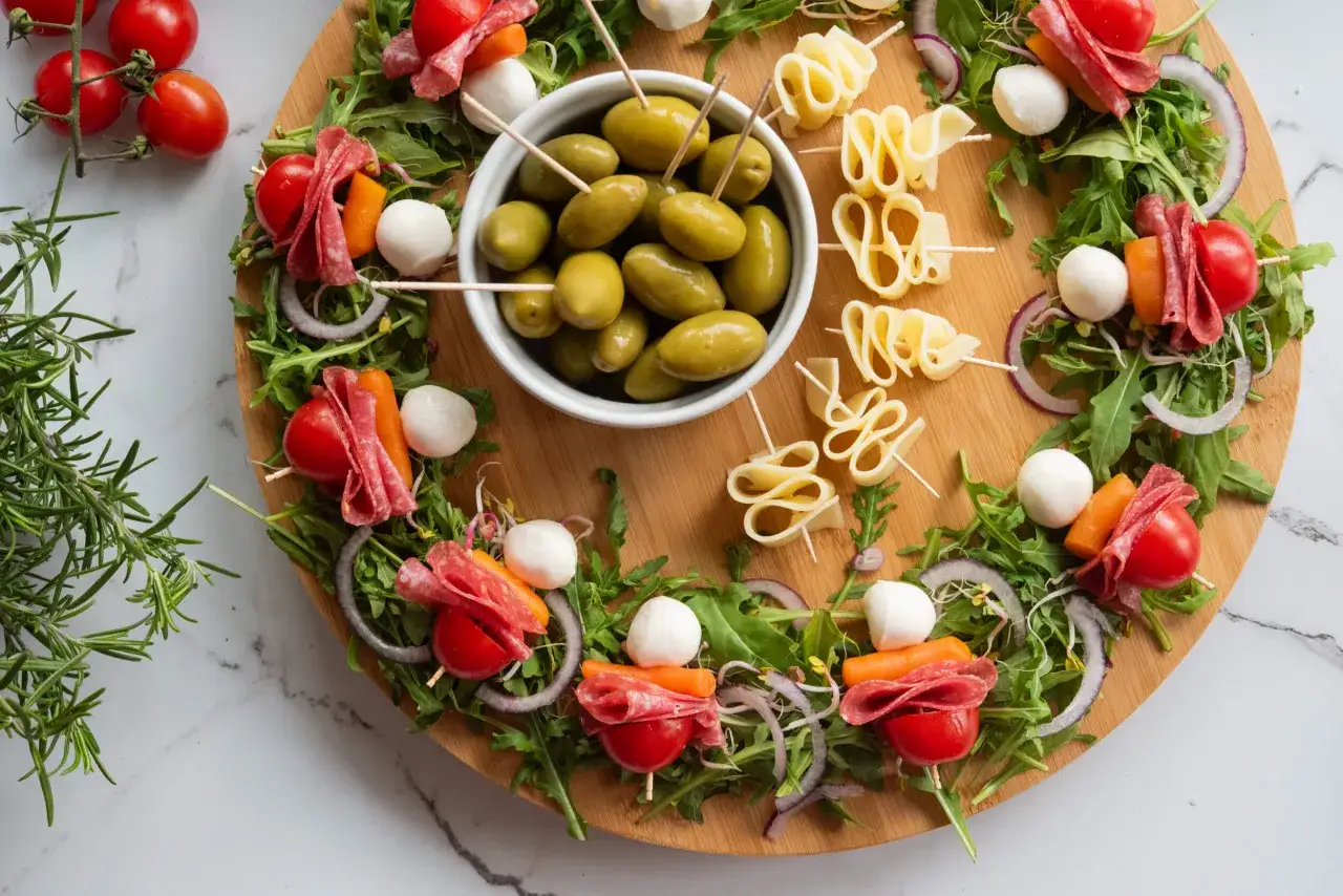 różnorodne przekąski imprezowe finger food
