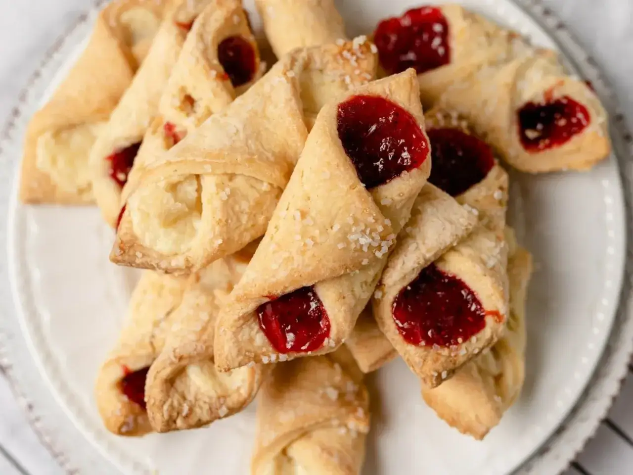 Kruche ciasteczka z serem i dżemem, idealne do kawy. Jedne z 10 najlepszych ciast, które zachwycą każdego.